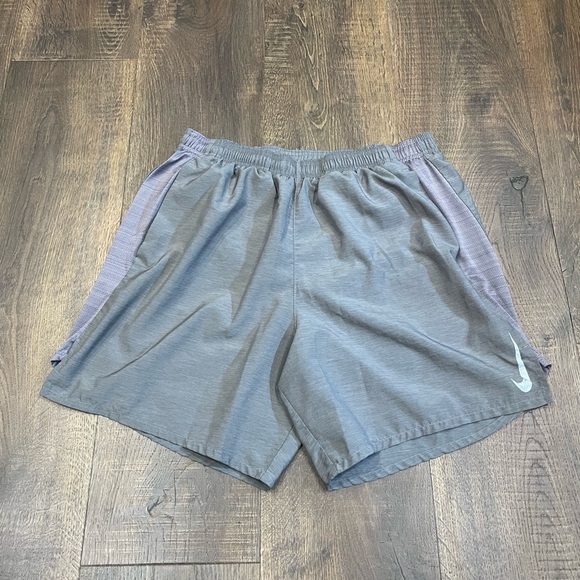 Men’s‎ Gray Nike Challenger Running Short - Picture 2 of 4